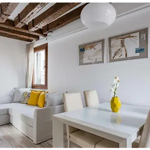 Biennale Family In Appartement